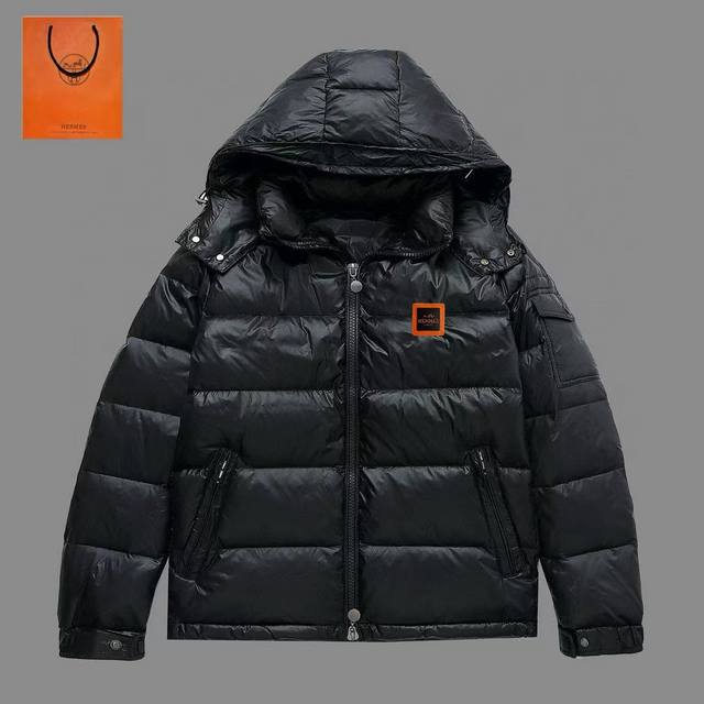 Hermes 爱马仕羽绒服：颜色 黑色 DDD 尺码：M. L. Xl. Xxl.3Xl DDD 羽绒：采用新欧标80纯白鹅绒填充，蓬松度高，回弹性好，不跑绒，