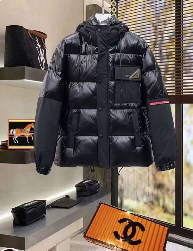 普拉达 2025秋冬新款羽绒服。这款号称羽绒服届最贵的，全部90绒的。带着经典的Logo组合搭配，第一眼看到就是满满的视觉冲击，保暖性能更出色，轻便不厚重，且压