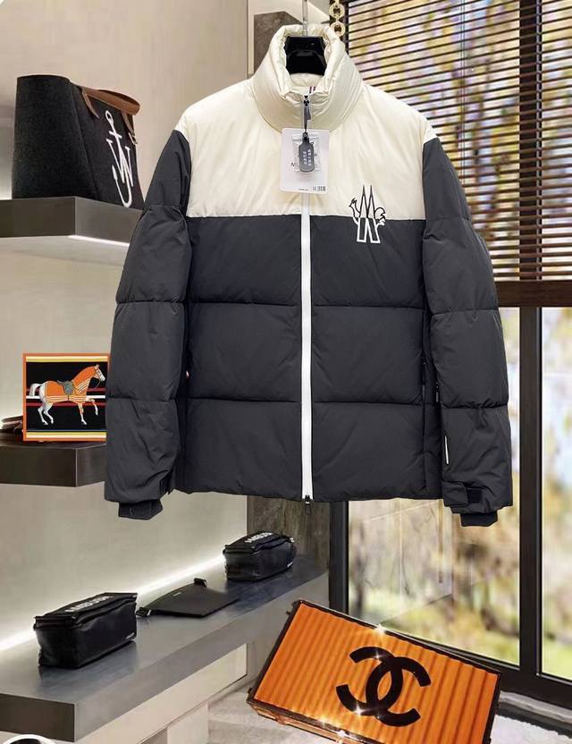 蒙口 2025秋冬新款羽绒服。这款号称羽绒服届最贵的，全部90绒的。带着经典的Logo组合搭配，第一眼看到就是满满的视觉冲击，保暖性能更出色，轻便不厚重，且压缩