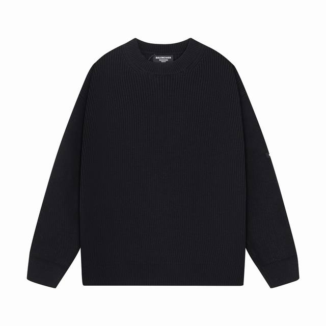 Balenciaga 巴黎世家 24Fw 手臂巴黎小标圆领毛衣 DDD 毛衣整体采用高等新疆双股双纱2 45支羊毛混纺织造，纱线需要全部定染，面料重磅厚实用料十