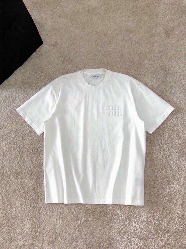 高定款 缪缪最新最顶级版本。时尚简约潮流短袖，后背放大烧花Logo图案！制作工艺进口面料，专柜款独特设计，采用进口高端订制面料。面料版型超赞男女同款 DDD 码