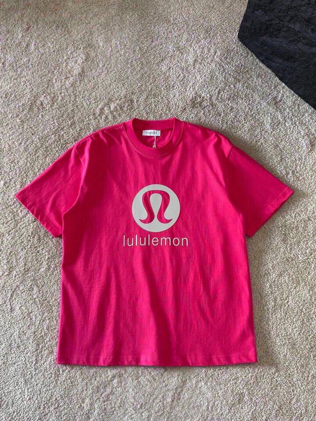 Lululemon 烫钻立体Logo短袖T恤，高级腔调的高阶短袖，辨识度超高的一件，自带时髦Bgm，将简约玩到极致。立体层次感结合休闲版型，碰撞出不一样的高阶时