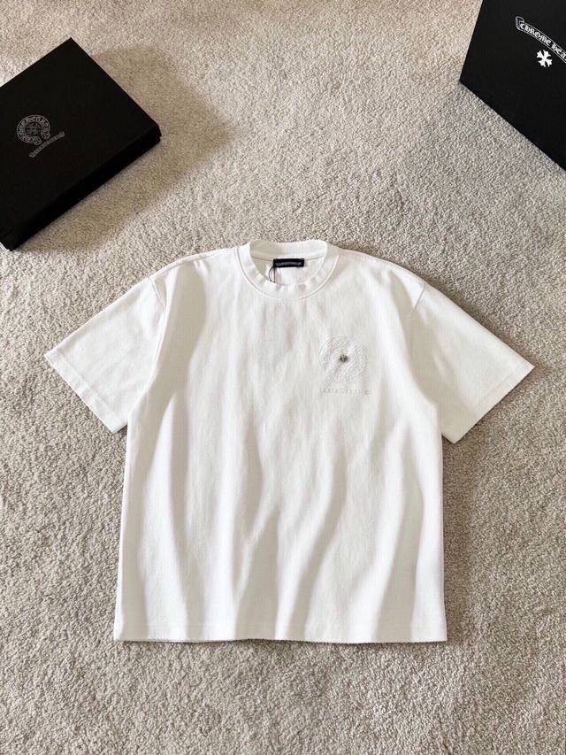 Ch克罗心 十字架马蹄克罗心梵文烧花 水洗磨破款短袖 质感纹路潮牌十足 原身布激光烧花贴布绣 字母精致刺绣 绝佳的爆款。 DDD 颜色:黑色 白色 玫红 DDD