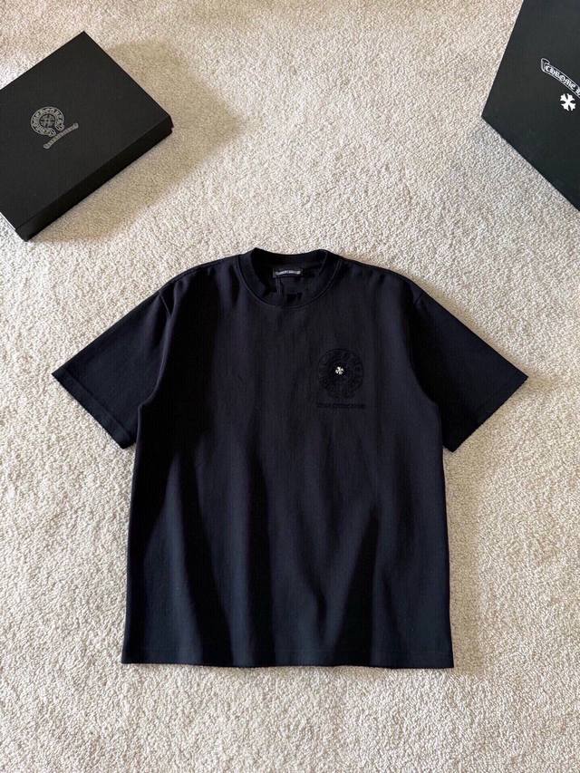 Ch克罗心 十字架马蹄克罗心梵文烧花 水洗磨破款短袖 质感纹路潮牌十足 原身布激光烧花贴布绣 字母精致刺绣 绝佳的爆款。 DDD 颜色:黑色 白色 玫红 DDD