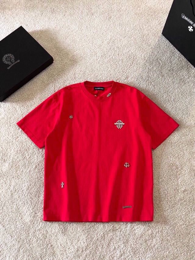 高定款 新款短袖帅气时尚，胸前 手工缝制 装饰五金图案Logo，做旧水洗，手工磨破 简约百搭款。面料棉 不仅挺括，保持潮流的廓形，又穿着舒适，纱织更细腻。男女同