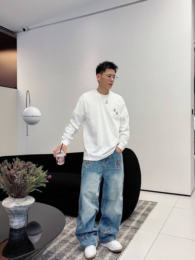 衣服 克罗心新款 立体贴布秀Logo外套。全衣采用定织重磅牛仔面料，独立五金开模成衣重工水洗，耐水性强耐磨性佳印刷暗花字母立体整体效果好。整体洗水后光泽度好，手