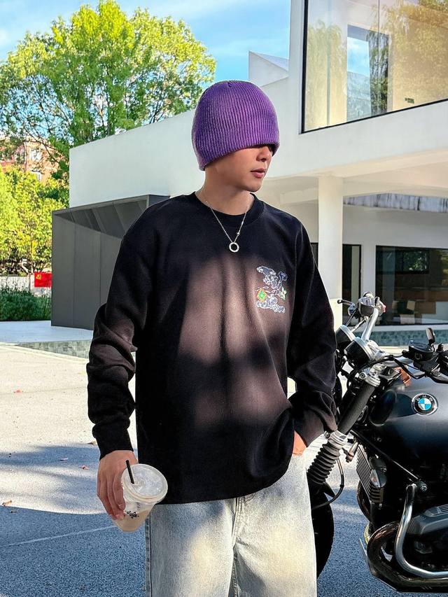 裤子 ，衣服 P260 爆款上架，驴牌Lv 新款长袖。设计经典Lv字母立体刺绣 贴布 元素融合打造本季必入专柜爆款，定制新疆纯棉面料 舒适度、亲肤感极高。前幅品