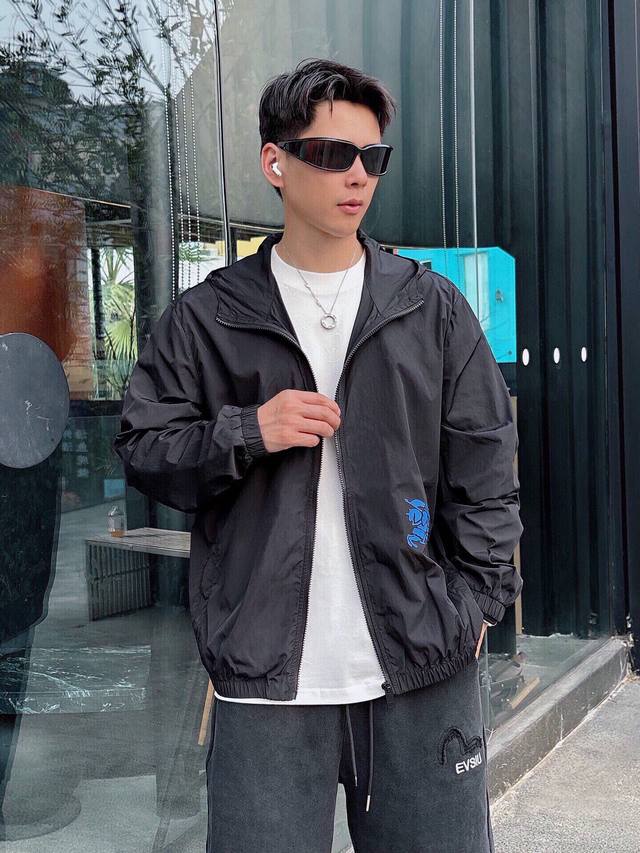 巴宝莉 新款防晒服，穿着性极高，百搭款！定制防晒面料具有良好的透气性，手感软糯舒适，款式简约而时尚，上身效果挺括有型。穿着起来更加高级，防晒面料不仅能遮挡紫外线