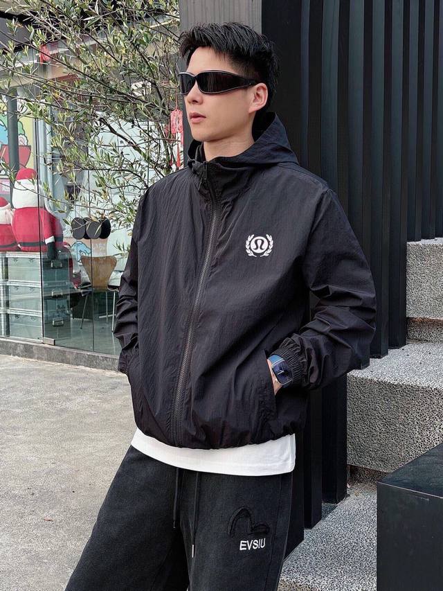 新款防晒服，穿着性极高，百搭款！定制防晒面料具有良好的透气性，手感软糯舒适，款式简约而时尚，上身效果挺括有型。穿着起来更加高级，防晒面料不仅能遮挡紫外线对皮肤造