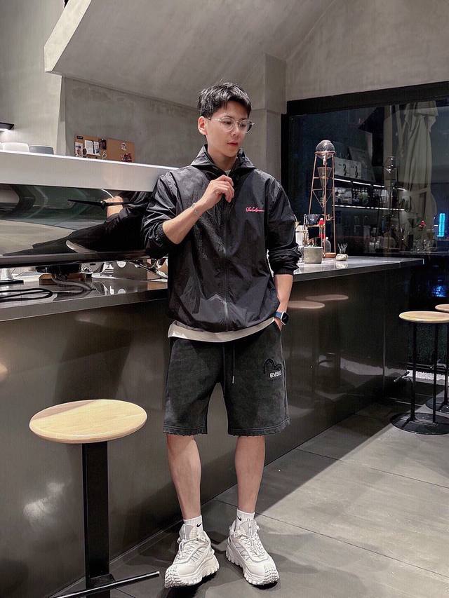 新款防晒服，穿着性极高，百搭款！定制防晒面料具有良好的透气性，手感软糯舒适，款式简约而时尚，上身效果挺括有型。穿着起来更加高级，防晒面料不仅能遮挡紫外线对皮肤造