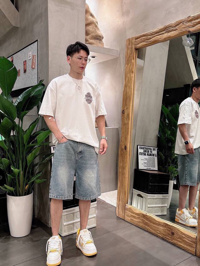 克罗牛仔做旧水洗短裤，高级感满满。 DDD 超级无敌大爆款驾到 这个天气最好的单品酷酷Oversize风 大方中性，充满个性，毫不浮夸，满分百搭款！采用重磅粗支