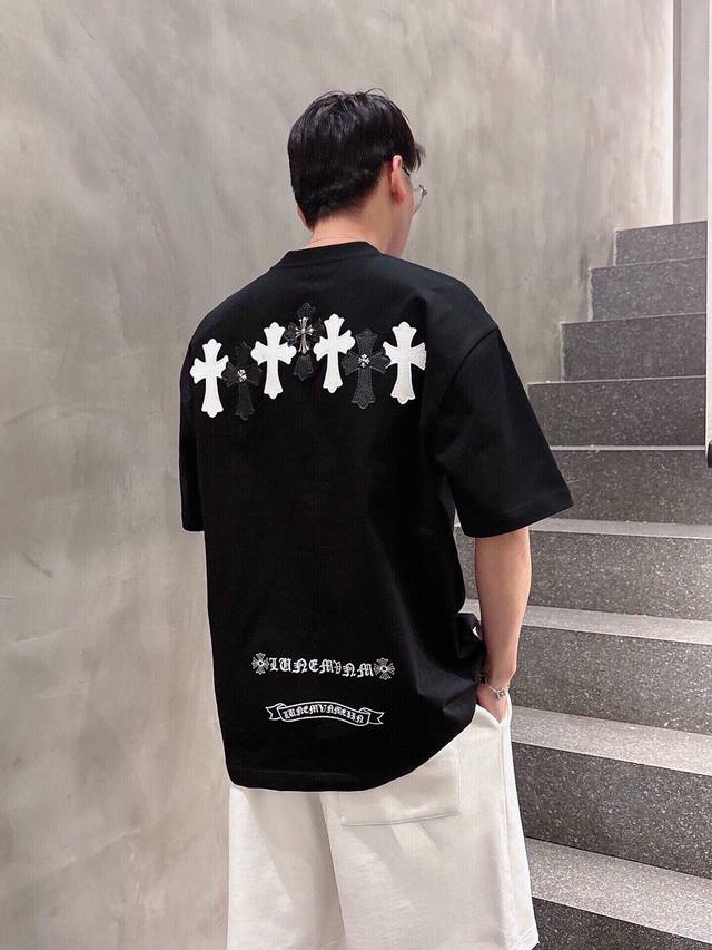 Chrome Hearte 克罗心 Ch Ss早春新款 十字架马蹄克罗心梵文 立体贴布秀工艺。纯棉双纱汗布面料，同缸定染特种加粗32支双股1X1螺纹。.轻奢主义