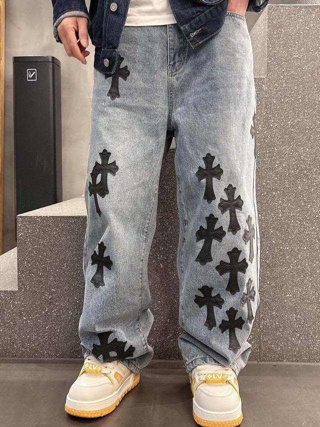 克罗心限定黑白拼皮洗水牛仔裤 迈阿密限定牛仔裤，整件的十字皮是由手工去车的_区别版本，重磅的一款黑 蓝牛面料 厚度适中且有质感，中古金属银标装饰，牛仔埋线专机制