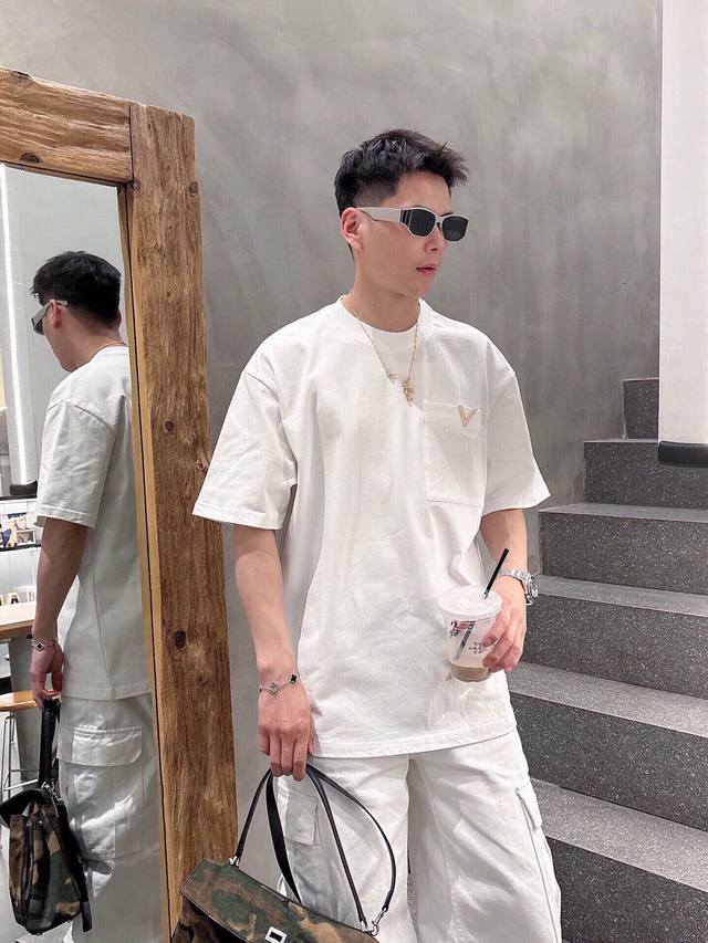 Vtaenlitn高定款 华伦天奴、新款短袖 打造时装艺术感，立体剪裁修身版型，上身效果很帅气，微彰显品位，整体细节可以对比、宽松版，效果非常有型 个性出众。男