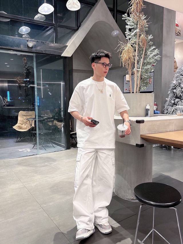 高定款 Burberry巴宝莉Bbr 胸前刺绣短袖 面料采用 新疆长绒棉，前幅标识绣花字样进口田岛机万针刺绣。上身舒适亲肤 纯棉质感 DDD 颜色 : 黑 白