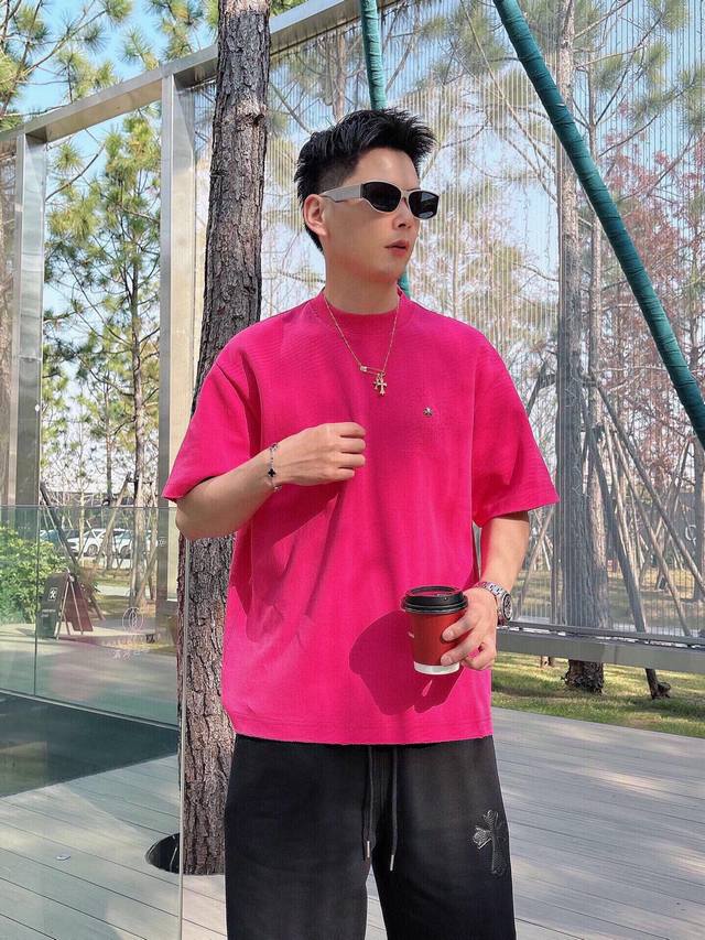 Ch克罗心 十字架马蹄克罗心梵文烧花 水洗磨破款短袖 质感纹路潮牌十足 原身布激光烧花贴布绣 字母精致刺绣 绝佳的爆款。 DDD 颜色:黑色 白色 玫红 DDD