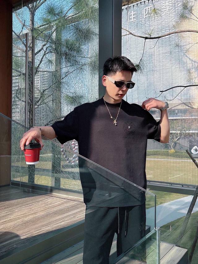 Ch克罗心 十字架马蹄克罗心梵文烧花 水洗磨破款短袖 质感纹路潮牌十足 原身布激光烧花贴布绣 字母精致刺绣 绝佳的爆款。 DDD 颜色:黑色 白色 玫红 DDD