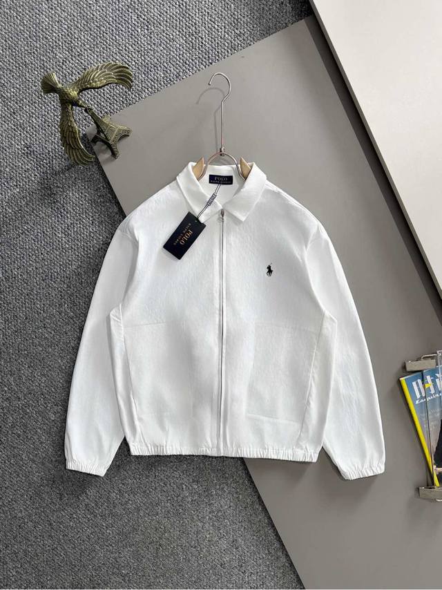 Polo2025秋季最新款拉链风衣冲锋衣夹克外套。三标齐全，定制定染尼龙面料，整体休闲又上档次。面料质感比较薄，十分轻盈，上身舒适，适合早秋春穿着。简约的线条感