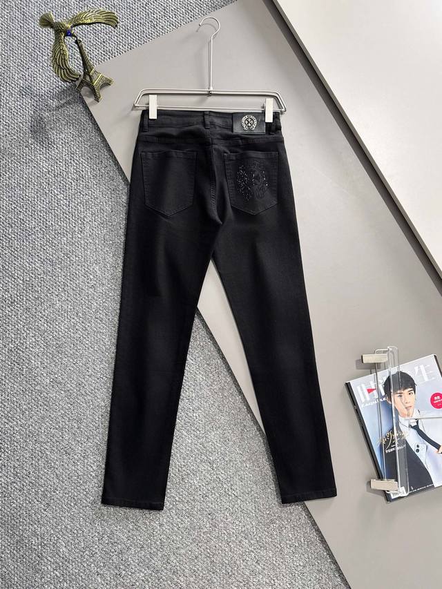 克罗心2025四季款新品烫砖口袋修身牛仔裤长裤，采用进口客供日本Denim平纹棉质牛仔面料梭织生产，三标齐全，简约不失大气，柔软细腻舒适，上身百搭时尚 DDD