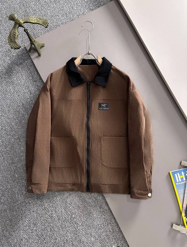 始祖鸟2025秋季最新款拉链风衣冲锋衣夹克外套。三标齐全，定制定染尼龙面料，整体休闲又上档次。面料质感比较薄，十分轻盈，上身舒适，适合早秋春穿着。简约的线条感，