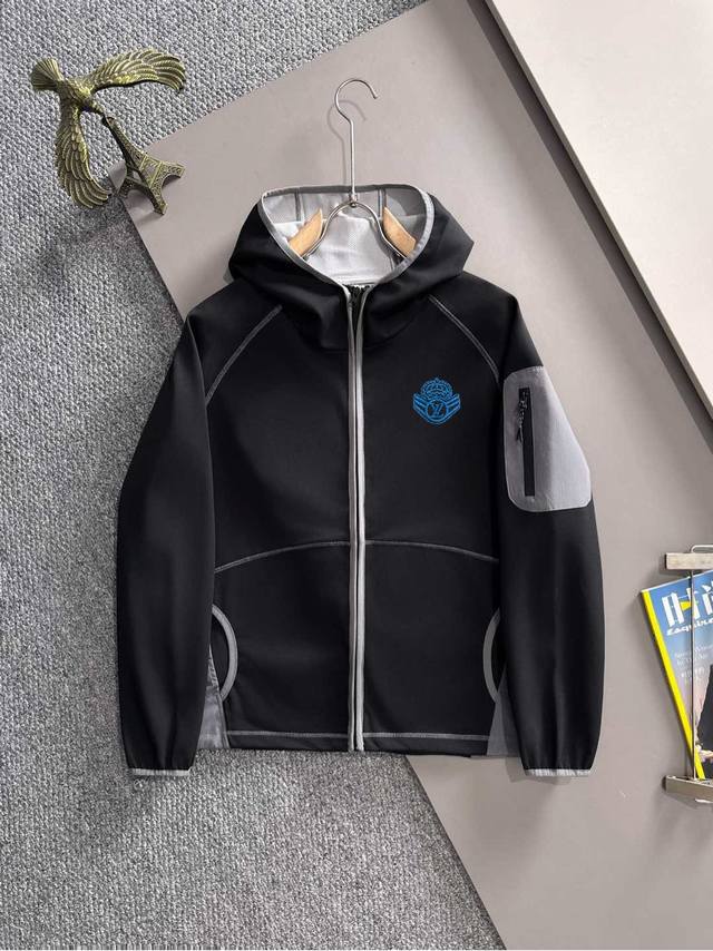 Lv2025秋季最新款拉链风衣冲锋衣夹克外套。三标齐全，定制定染尼龙面料，整体休闲又上档次。面料质感比较薄，十分轻盈，上身舒适，适合早秋春穿着。简约的线条感，定