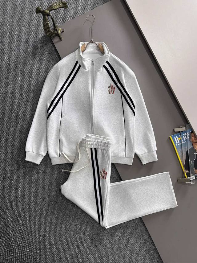 蒙口2025秋冬新款休闲重工套装 高版出品！顶级版本贸易公司渠道订单、外单客供进口定制面料 透气舒适度高，细节无可挑剔，入手绝对值的！这种类型的套装也是懒人必备