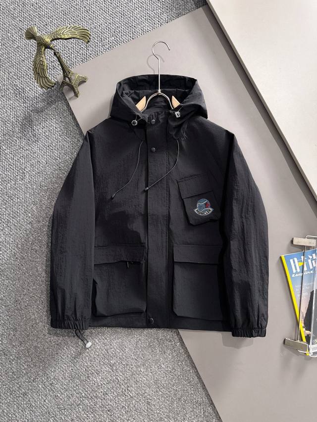 蒙口2025秋季最新款拉链风衣冲锋衣夹克外套。三标齐全，定制定染尼龙面料，整体休闲又上档次。面料质感比较薄，十分轻盈，上身舒适，适合早秋春穿着。简约的线条感，定