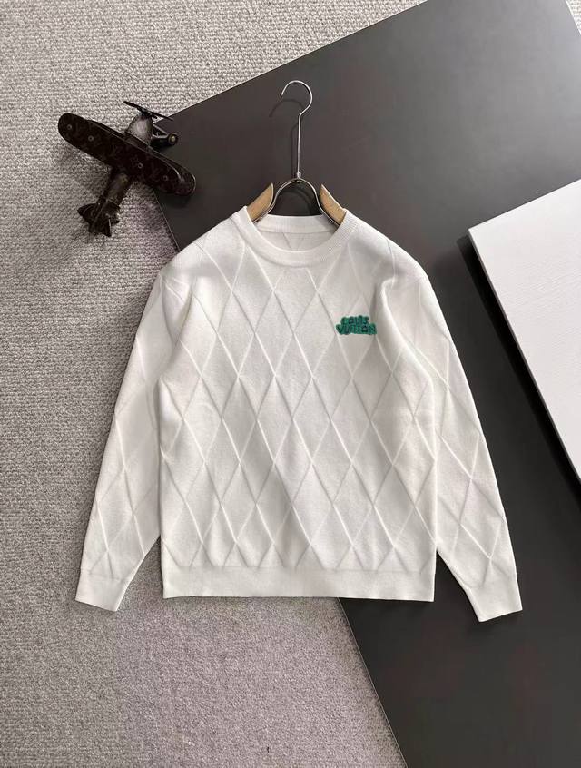 隔天出货 Lv 2025官网冬季最新毛衣，专柜同步在售爆款！特供羊毛混纺面料.手感舒适.可直接接触皮肤，Logo徽章精致刺绣标志，极为抢眼！细节凸显大牌时尚魅力