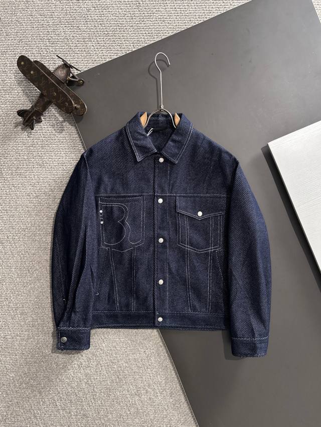 隔天出货 巴宝莉 秋冬2025最新款风衣夹克外套。定制定染面料，整体休闲又上档次。面料质感比较薄，十分轻盈，上身舒适，适合秋冬穿着。简约的线条感，定制五金拉链，