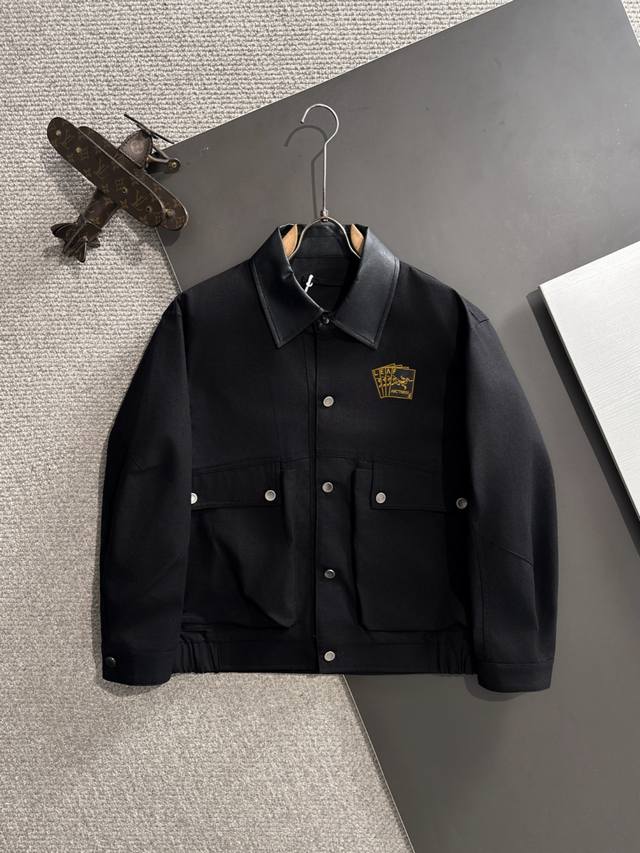 隔天出货 始祖鸟 秋冬2025最新款风衣夹克外套。定制定染面料，整体休闲又上档次。面料质感比较薄，十分轻盈，上身舒适，适合秋冬穿着。简约的线条感，定制五金拉链，