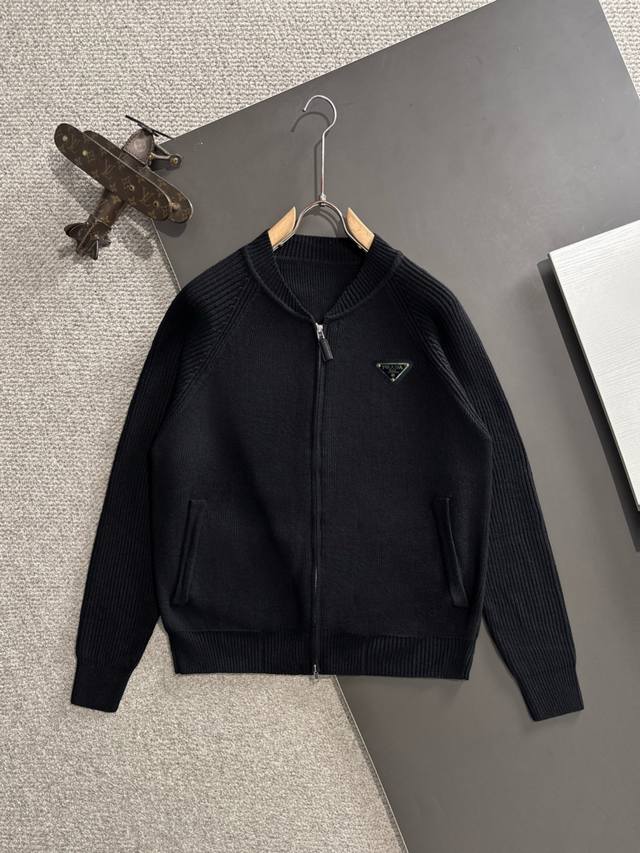 隔天出货 普拉达 2025官网冬季最新毛衣，专柜同步在售爆款！特供羊毛混纺面料.手感舒适.可直接接触皮肤，Logo徽章精致刺绣标志，极为抢眼！细节凸显大牌时尚魅