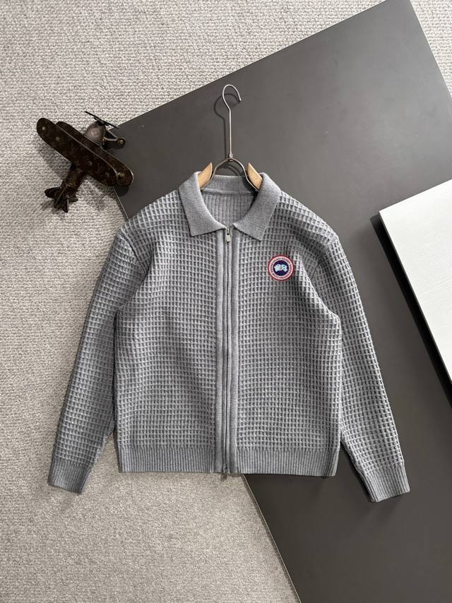 隔天出货 大鹅 2025官网冬季最新毛衣，专柜同步在售爆款！特供羊毛混纺面料.手感舒适.可直接接触皮肤，Logo徽章精致刺绣标志，极为抢眼！细节凸显大牌时尚魅力