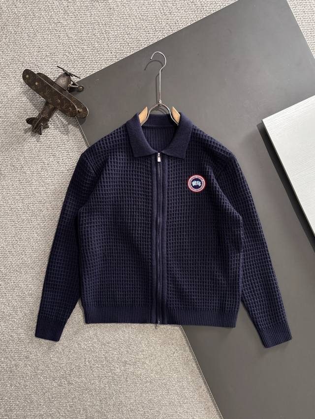 隔天出货 大鹅 2025官网冬季最新毛衣，专柜同步在售爆款！特供羊毛混纺面料.手感舒适.可直接接触皮肤，Logo徽章精致刺绣标志，极为抢眼！细节凸显大牌时尚魅力