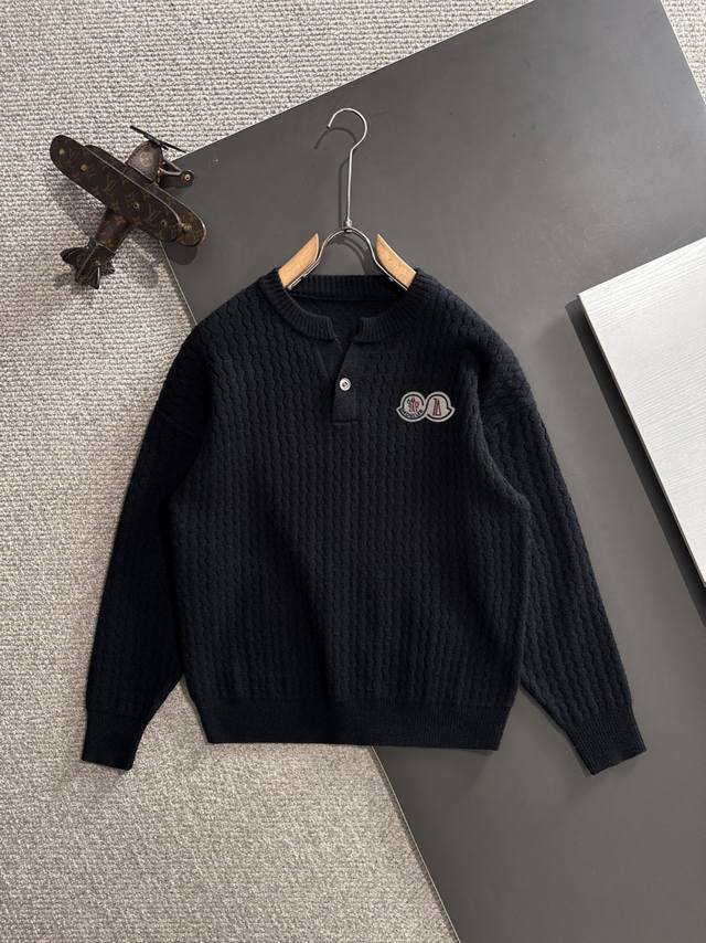 隔天出货 蒙口 2025官网冬季最新毛衣，专柜同步在售爆款！特供羊毛混纺面料.手感舒适.可直接接触皮肤，Logo徽章精致刺绣标志，极为抢眼！细节凸显大牌时尚魅力