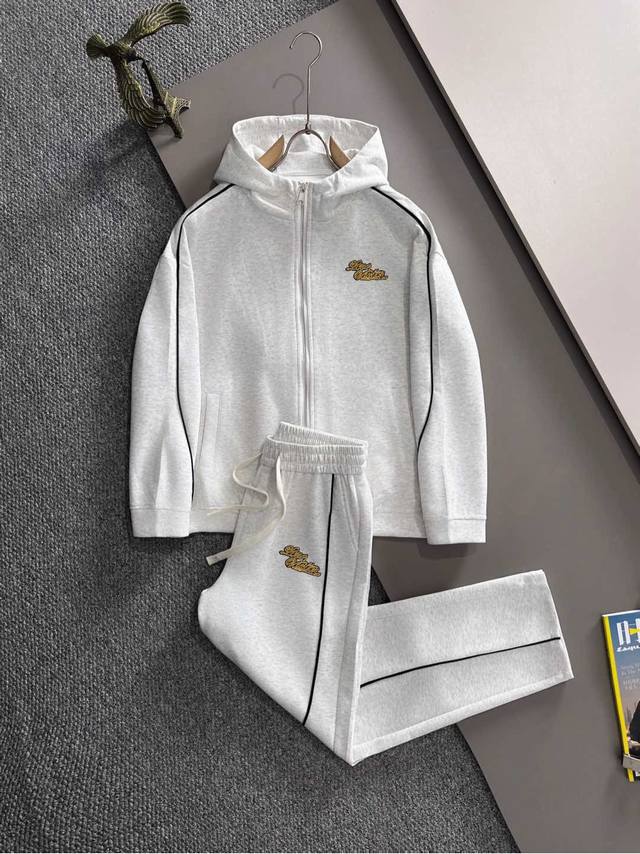 Lv2025秋冬新款休闲重工套装 高版出品！顶级版本贸易公司渠道订单、外单客供进口定制面料 透气舒适度高，细节无可挑剔，入手绝对值的！这种类型的套装也是懒人必备