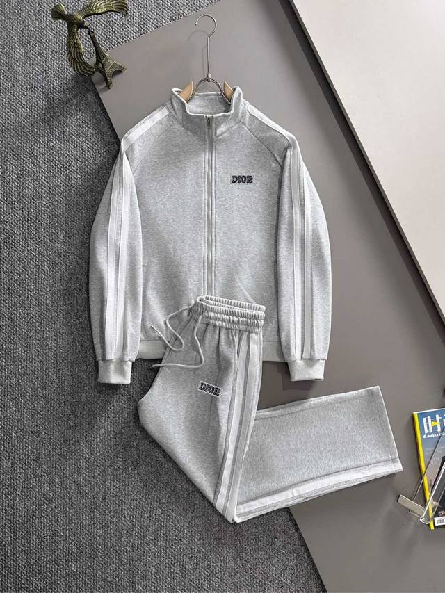 迪奥2025秋冬新款休闲重工套装 高版出品！顶级版本贸易公司渠道订单、外单客供进口定制面料 透气舒适度高，细节无可挑剔，入手绝对值的！这种类型的套装也是懒人必备