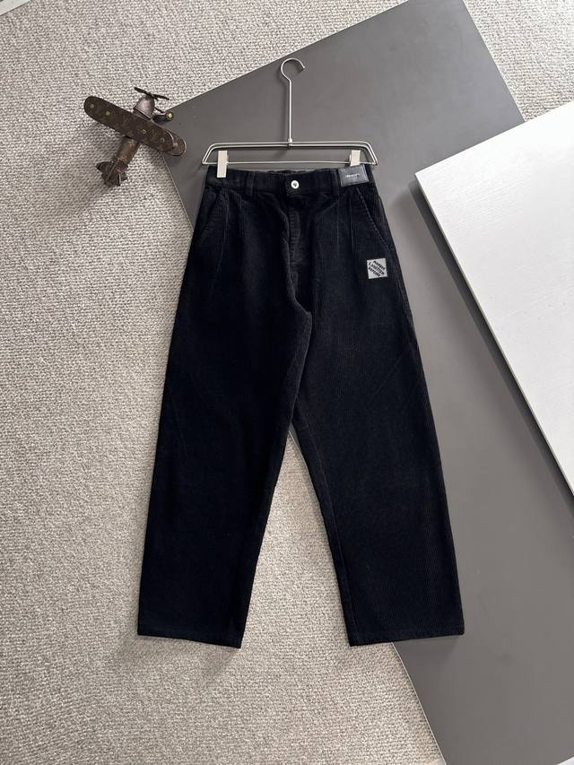 隔天出货 Lv 2025冬季新款松紧带休闲裤，厚款专柜定制面料 透气舒适度高，细节无可挑剔，品牌元素设计理念，体现高品质。手感细腻柔软！呈现休闲裁剪，上身版型超