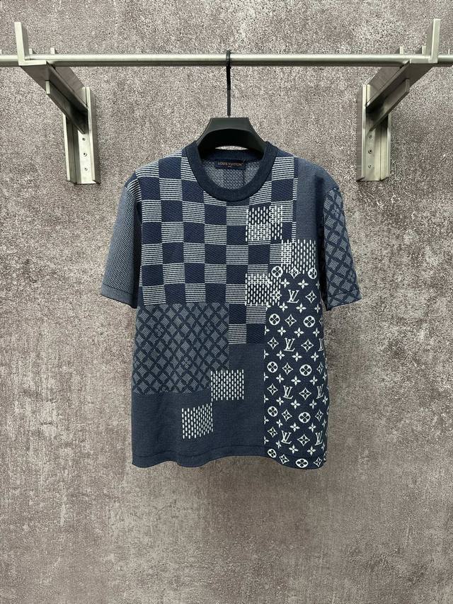Louis Vuitton X Nigo 联名款 Fw25 棋盘格拼接针织圆领短袖T恤 男款 DDD 本款棉质短袖圆领衫出自 2025 秋冬系列，以繁复嵌花拼接