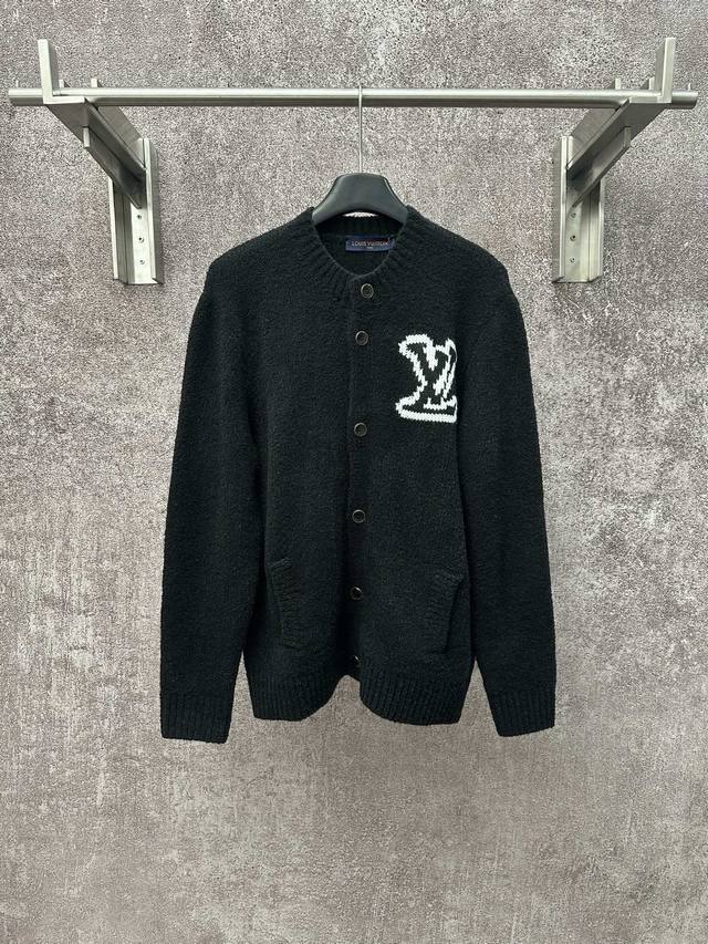 Louis Vuitton Fw25 早春男士系列 厚针嵌花开衫毛衣 男款 DDD 这款现代风格的无领开衫以厚实纱线织就，呈现舒适针织质感，为周末注入悠闲格调。