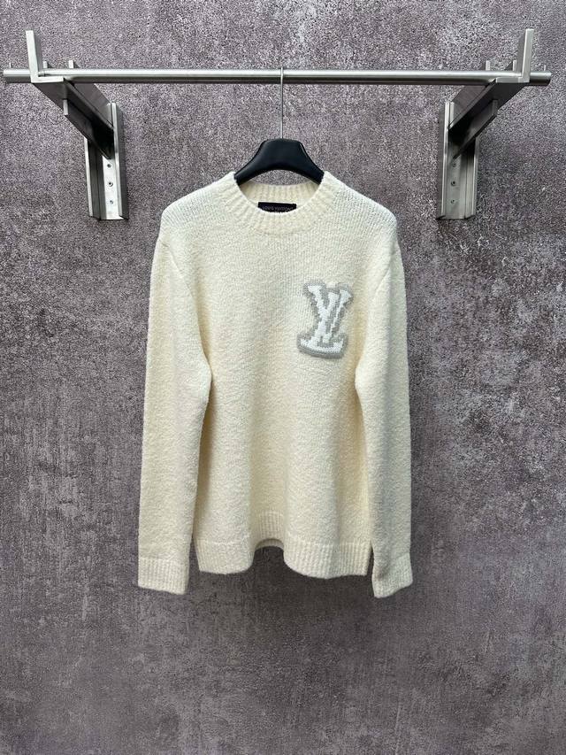 Louis Vuitton Ss25 男士春夏系列 纯色字母嵌花套头毛衣 男款 白色 DDD 本款圆领衫取材绵羊毛和牦牛绒混纺，以厚实纱线营造舒柔质感。撞色 L