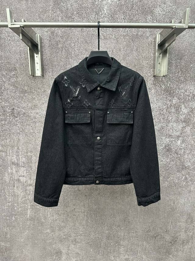 Lv 2026Ss 早春新款 DDD 洗水牛仔休闲长袖外套 DDD 前后肩膀处Monogram剪花效果图案 DDD 经典品牌老花Logo DDD 黑灰色洗水增加