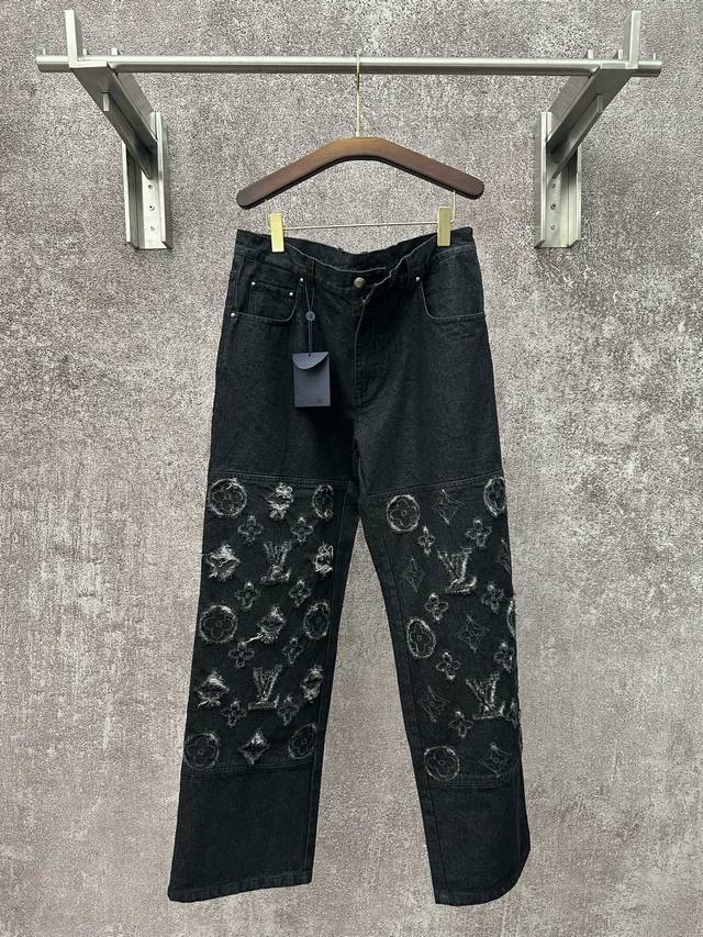 Lv 2026Ss 早春新款 DDD 洗水牛仔休闲长裤 DDD 前后Monogram剪花效果图案 DDD 经典品牌老花Logo DDD 黑灰色洗水增加休闲效果
