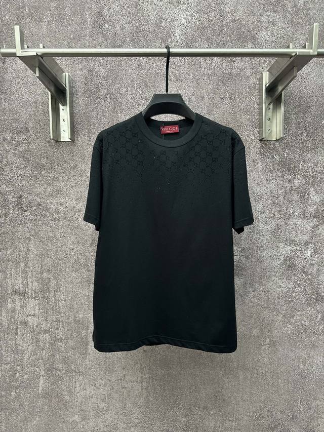 Gucci 古驰 25Ss烫钻标识短袖T恤 DDD 采用进口高支丝光棉面料，纱线经过丝光处理后触感顺滑亲肤，兼具优异的透气性与垂坠感，日常穿着舒适且质感高级；领