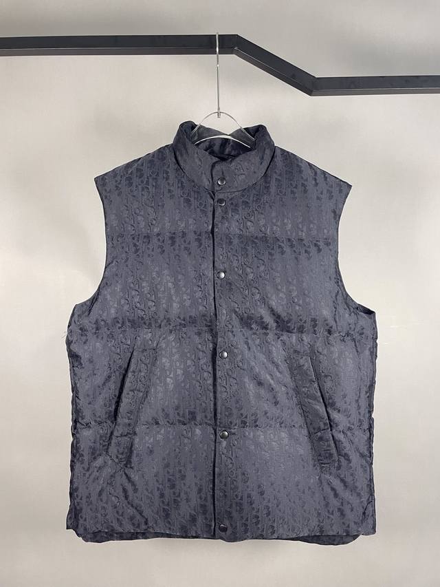 Dior 迪奥 Fw 新款暗纹马甲羽绒服 DDD 非常经典的配色，内里填充了顶级90白鸭绒 DDD 定制立体提花效果面料，后领胶质Logo标识 DDD 原版定做