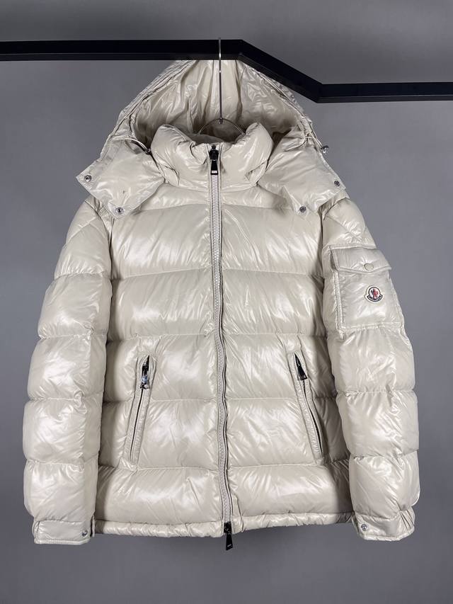 顶级版本 DDD Moncer 蒙可睐 蒙口女款玛雅羽绒服 DDD 颜色：米白 DDD 尺码：1-6 DDD 羽绒：采用新欧标90纯白鹅绒填充，蓬松度高，回弹性