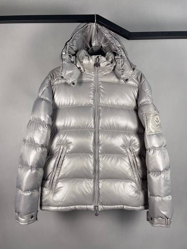 顶级版本 DDD Moncer 蒙可睐 蒙口玛雅羽绒服 DDD 颜色：灰色 DDD 尺码：1-6 DDD 羽绒：采用新欧标90纯白鹅绒填充，蓬松度高，回弹性好，