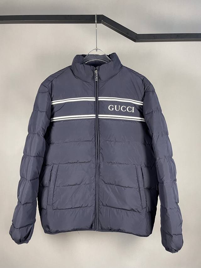 Gucci 古驰 Ss秋冬新款外套棉服 DDD 立领长袖保暖外套，新科技质地面料 DDD 白色条纹点缀前胸，时尚感非常好 DDD 版型不挑人，爆款高级，很有魅力