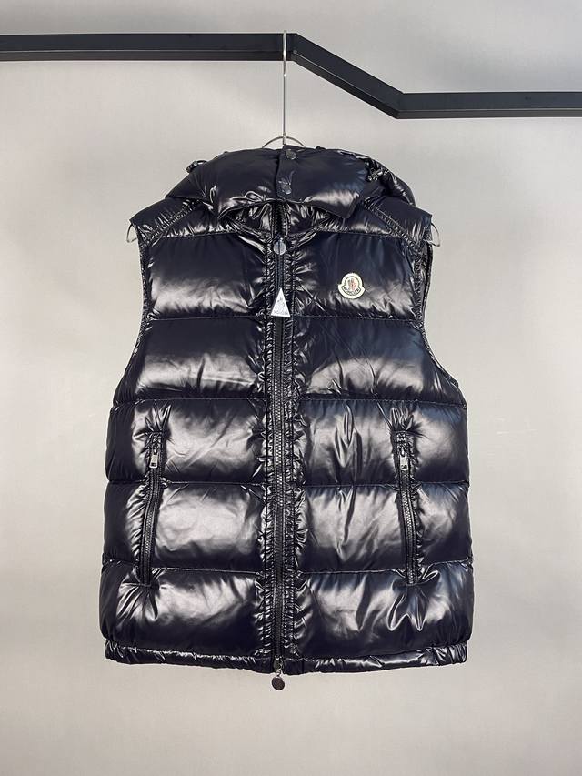 90白鹅绒，不做垃圾货，顶级版本 DDD Moncler 盟可睐 蒙口短款纯色徽标Logo高领羽绒服马甲 DDD 颜色：黑色 DDD 羽绒：采用新欧标90纯白鹅