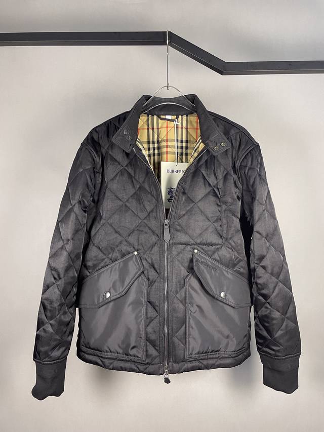 Burberry巴宝莉 24Fw立领衔缝夹克外套 DDD 经典的菱形设计，尼龙防水面料，保暖而又时尚 DDD 领子采用了小立领设计，洋气又百搭 DDD 前边大口