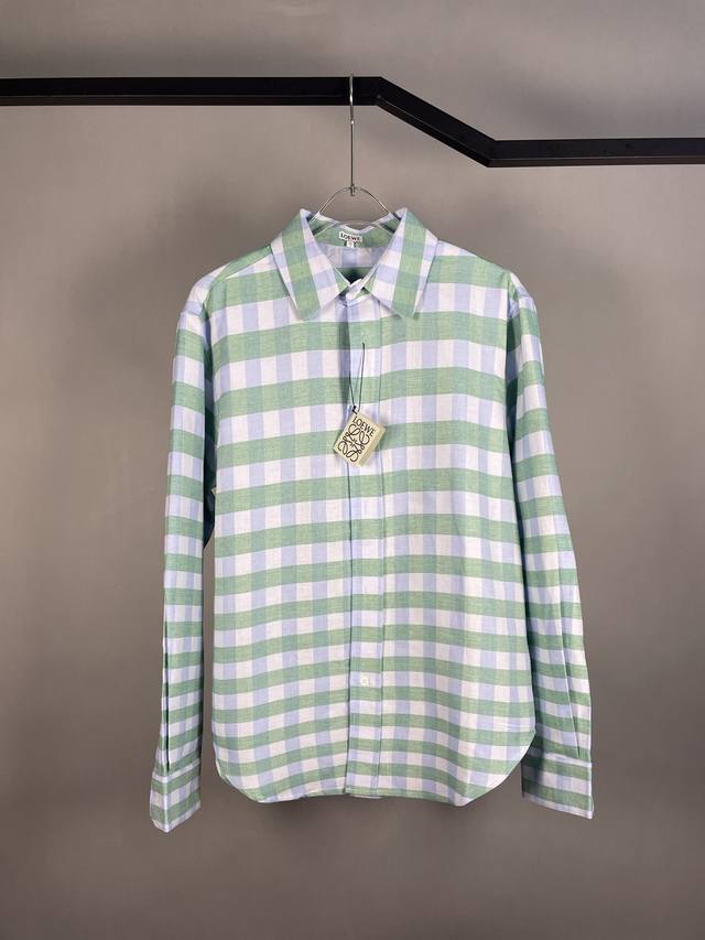 Loewe罗意威 Fw 秋冬新款 DDD 格纹翻领长袖衬衣 DDD 定制彩色棉毛混纺面料 DDD 绿色和蓝白相间增加休闲感 DDD 白色刻字纽扣门襟开合 DDD